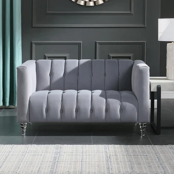 Модерен диван channel е решен в традиционен стил Честърфийлд