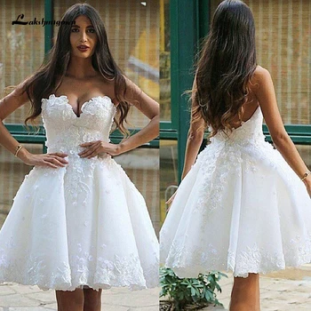Очарователни бели сватбени рокли трапецовидна форма 2023 За булката, кратко сватбена рокля с цветя във формата на сърце, без ръкави, с отворен гръб, тюлевое мини
