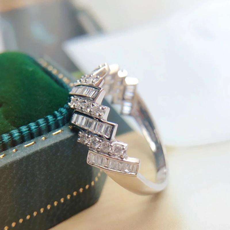 Huitan Луксозни сребърни пръстена на пръста си, за жените, ежедневно облекло, модни аксесоари с блестящи фианитами, стръмни пръстен в стил OL, бижута за партита
